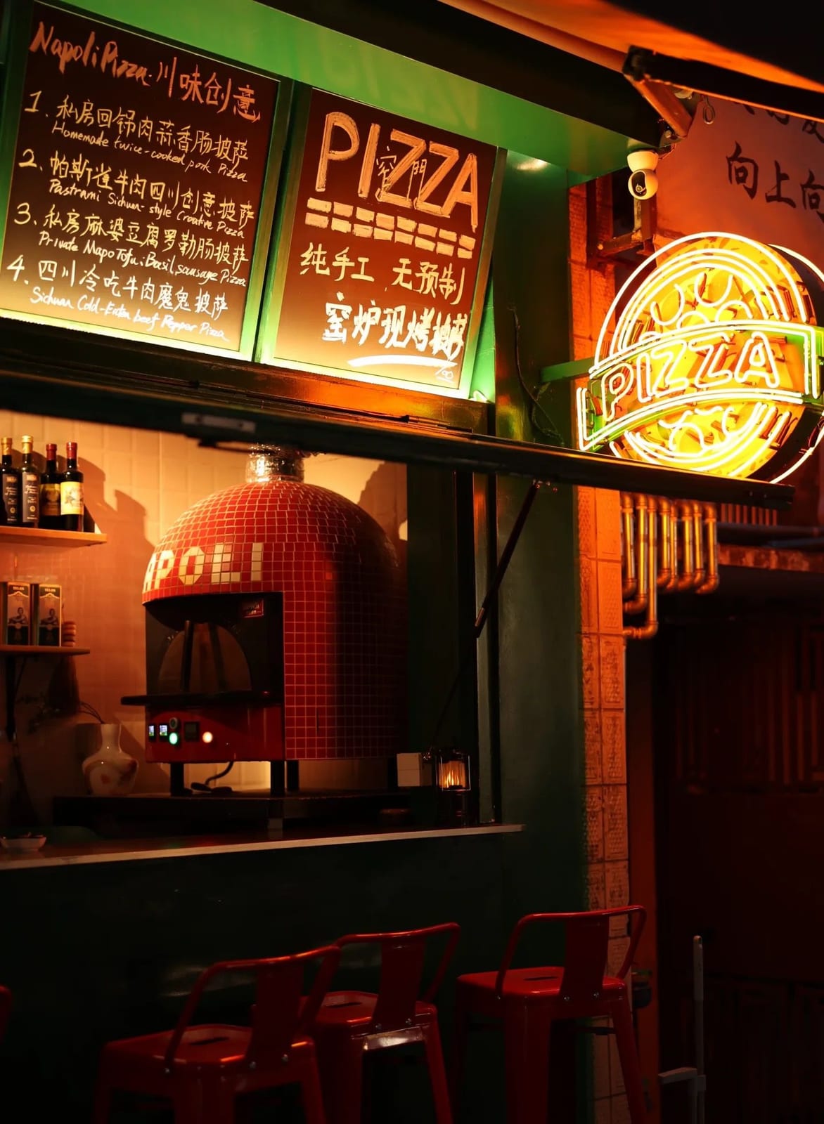 入夜的窄门:NAPOLI 红砖窑炉、手写菜单黑板和 PIZZA 霓虹灯